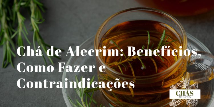 chá de alecrim benefícios — chávena de chá com ramos de alecrim fresco em fundo mediterrânico