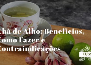 chá de alho benefícios — dentes de alho esmagados com chávena de chá em fundo rústico