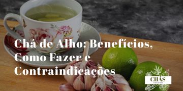 chá de alho benefícios — dentes de alho esmagados com chávena de chá em fundo rústico
