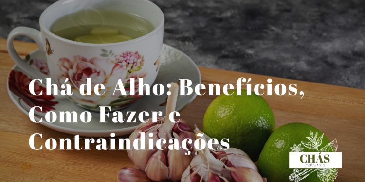 chá de alho benefícios — dentes de alho esmagados com chávena de chá em fundo rústico