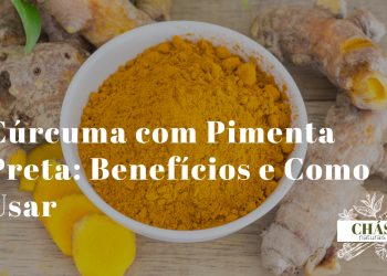 cúrcuma com pimenta preta — raiz e pó de cúrcuma com grãos de pimenta preta