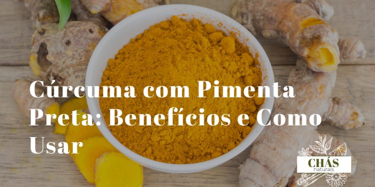 cúrcuma com pimenta preta — raiz e pó de cúrcuma com grãos de pimenta preta