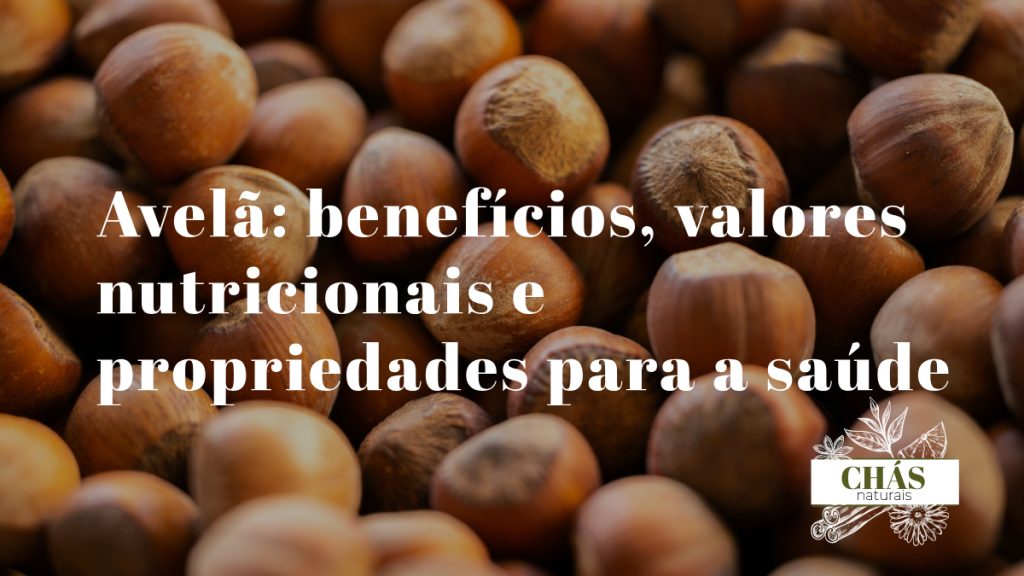 benefícios da avelã — avelãs cruas com película castanha e algumas sem casca sobre fundo rústico