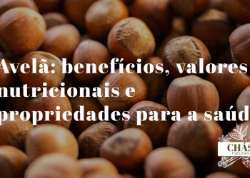 benefícios da avelã — avelãs cruas com película castanha e algumas sem casca sobre fundo rústico