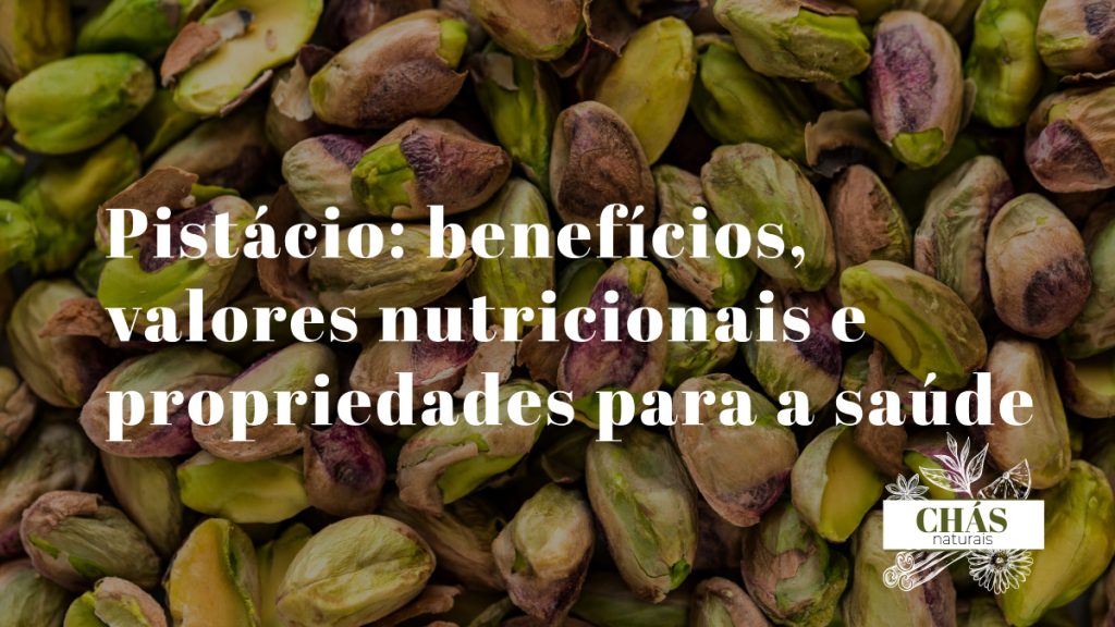 benefícios do pistácio — pistácios verdes sem casca e com casca aberta sobre superfície de madeira natural
