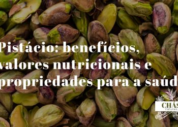 benefícios do pistácio — pistácios verdes sem casca e com casca aberta sobre superfície de madeira natural