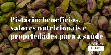 benefícios do pistácio — pistácios verdes sem casca e com casca aberta sobre superfície de madeira natural