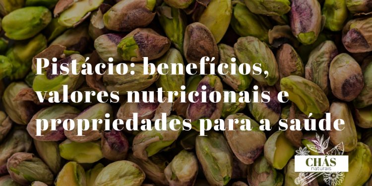 benefícios do pistácio — pistácios verdes sem casca e com casca aberta sobre superfície de madeira natural