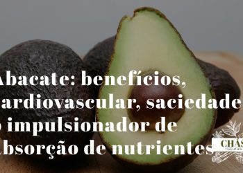 abacate benefícios — abacate Persea americana cortado com polpa cremosa rica em ácido oleico e potássio