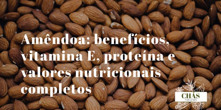 benefícios da amêndoa — amêndoas cruas com película castanha sobre superfície de madeira rústica