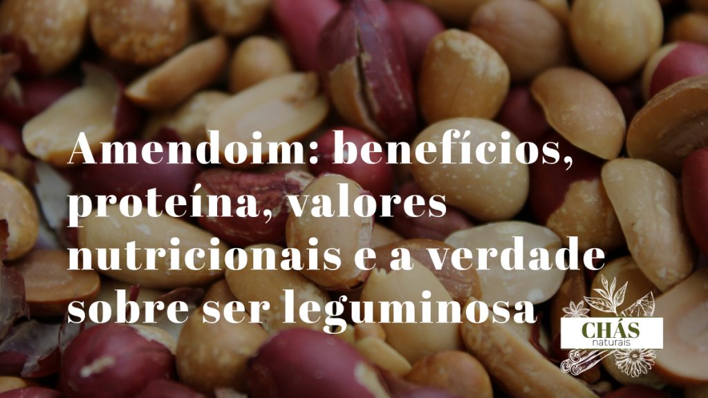benefícios do amendoim — amendoins crus com película sobre fundo de madeira e tigela de manteiga de amendoim natural