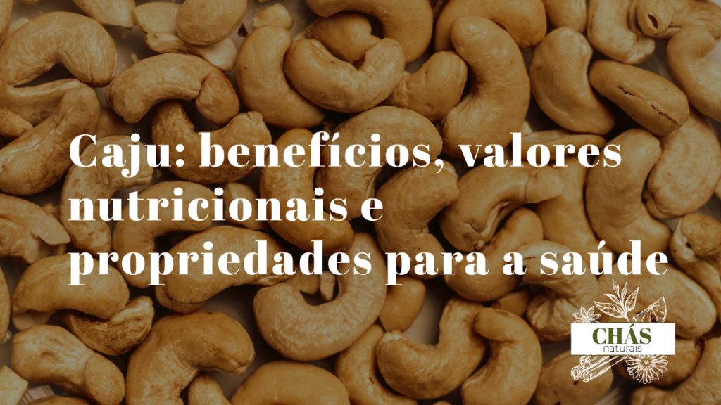 benefícios do caju — castanhas de caju cruas em formato de rim sobre fundo rústico de madeira