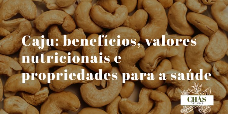 benefícios do caju — castanhas de caju cruas em formato de rim sobre fundo rústico de madeira