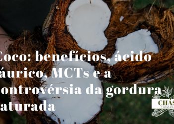 coco benefícios — coco fresco Cocos nucifera aberto com água de coco e polpa rica em ácido láurico e MCTs