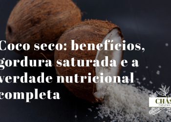 benefícios do coco seco — lascas e raspas de coco desidratado sem açúcar sobre superfície de madeira