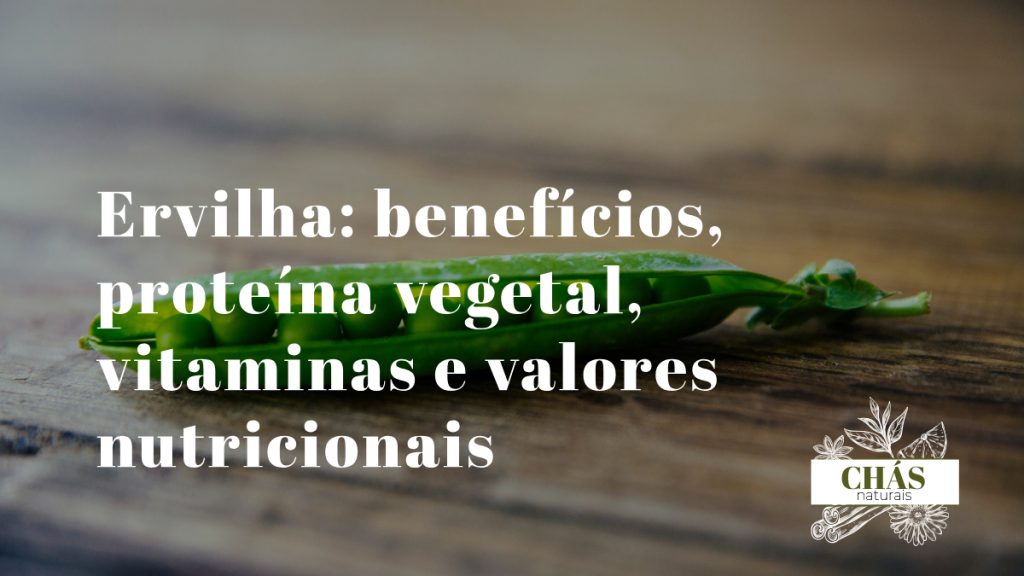 ervilhas verdes frescas e congeladas em taça branca com vagens abertas