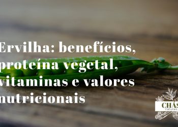 ervilhas verdes frescas e congeladas em taça branca com vagens abertas