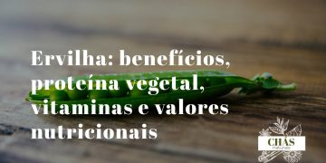 ervilhas verdes frescas e congeladas em taça branca com vagens abertas