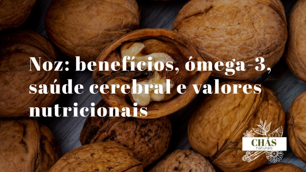 benefícios da noz — metades de noz com película castanha em forma de hemisfério cerebral sobre fundo de madeira