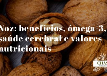 benefícios da noz — metades de noz com película castanha em forma de hemisfério cerebral sobre fundo de madeira