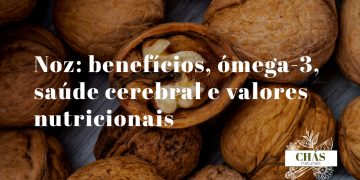 benefícios da noz — metades de noz com película castanha em forma de hemisfério cerebral sobre fundo de madeira