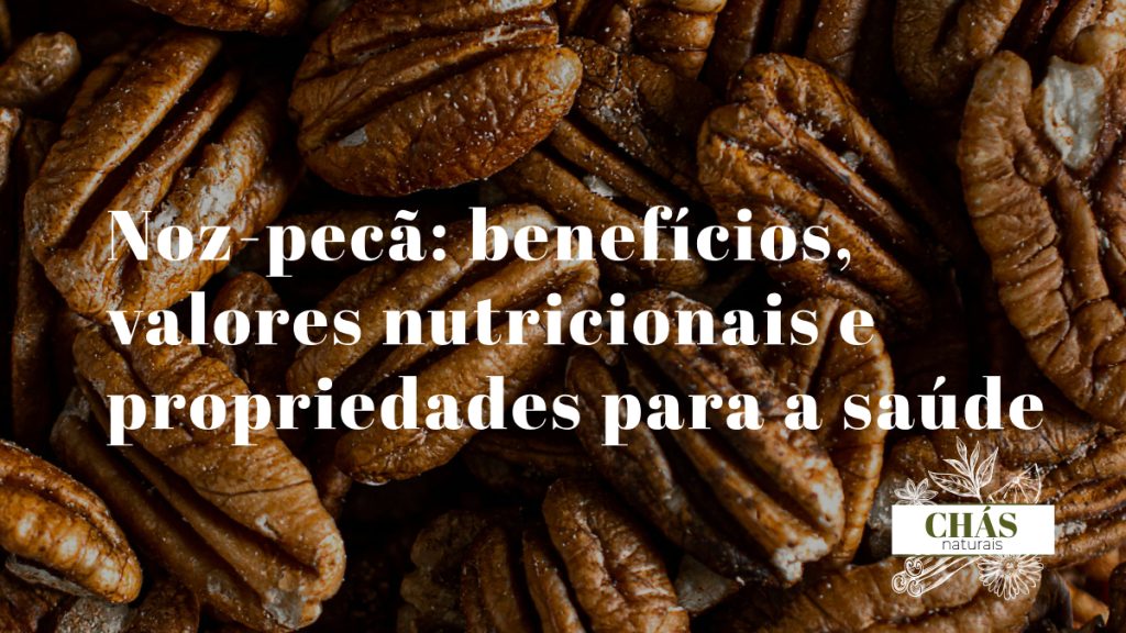 benefícios da noz-pecã — metades de noz-pecã com textura rugosa castanha sobre fundo escuro rústico