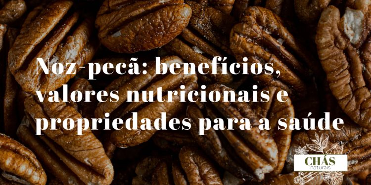 benefícios da noz-pecã — metades de noz-pecã com textura rugosa castanha sobre fundo escuro rústico