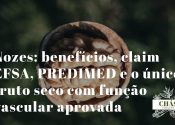 nozes benefícios — nozes portuguesas Juglans regia abertas com pele castanha intacta ricas em ómega-3 e polifenóis