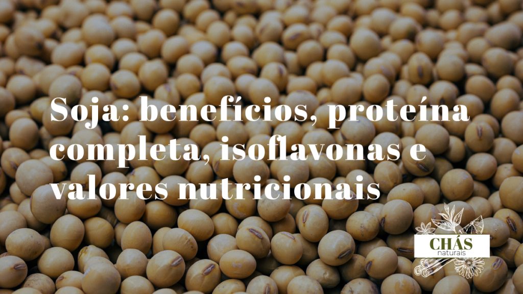 grãos de soja dourados e edamame verde fresco em taças sobre superfície de madeira