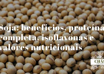 grãos de soja dourados e edamame verde fresco em taças sobre superfície de madeira