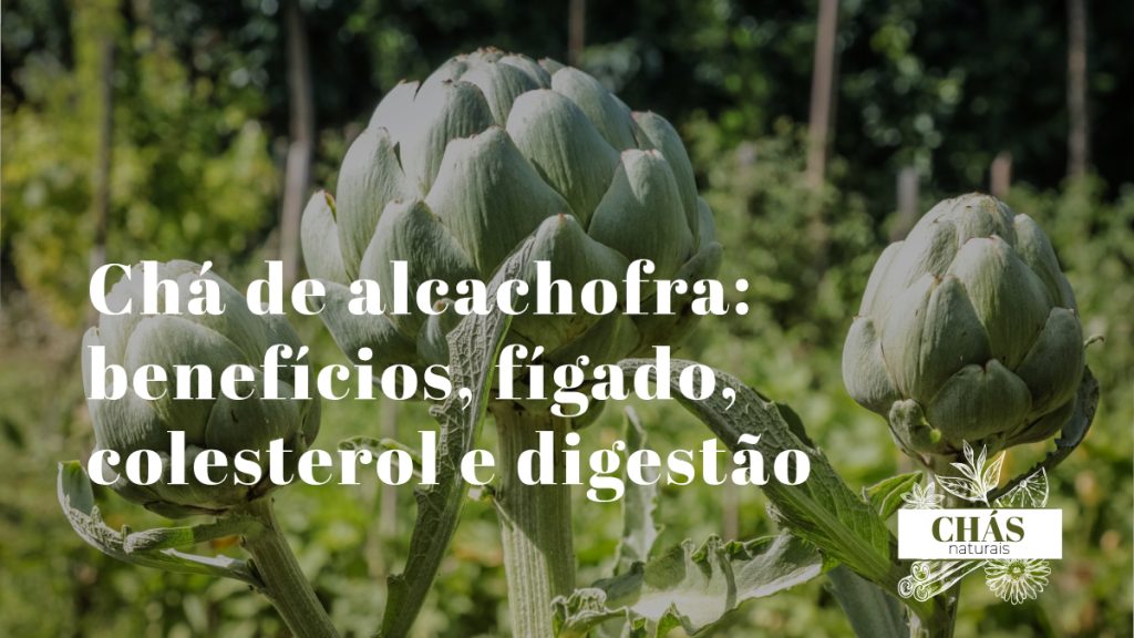 chá de alcachofra — folhas de Cynara scolymus secas ao lado de chávena de chá escuro sobre superfície de madeira
