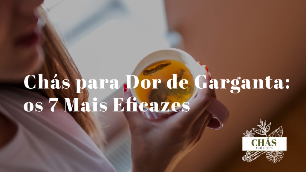 chávena de chá quente com mel e limão ao lado de plantas medicinais tomilho e malva sobre mesa de madeira rústica