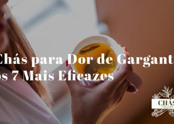 chávena de chá quente com mel e limão ao lado de plantas medicinais tomilho e malva sobre mesa de madeira rústica