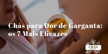 chávena de chá quente com mel e limão ao lado de plantas medicinais tomilho e malva sobre mesa de madeira rústica