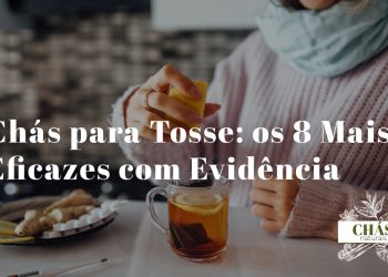 chávena de chá quente com vapour ao lado de ramos de tomilho seco e flores de tussilagem sobre superfície de madeira rústica