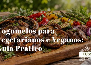 cogumelos portobello e shiitake grelhados como substituto da carne ao lado de vegetais coloridos sobre tábua de madeira com ervas frescas