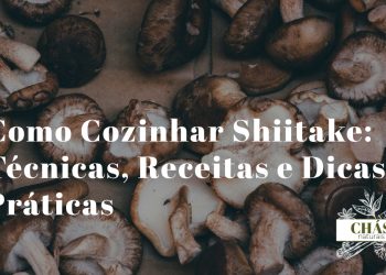 shiitake fresco fatiado a saltear em frigideira de ferro fundido com azeite e alho sobre fogão com vapor aromático