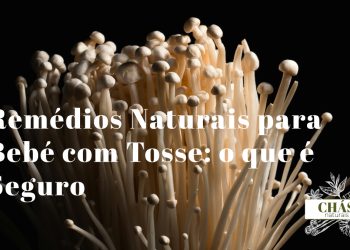 maço de enoki Flammulina velutipes frescos com cabos longos e cabeças brancas minúsculas sobre tábua de madeira japonesa com pauzinhos