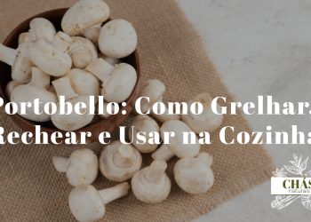 portobello grande recheado com legumes e queijo sobre grelha quente com marcas de grelha e vapor aromático