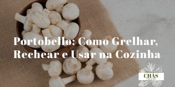 portobello grande recheado com legumes e queijo sobre grelha quente com marcas de grelha e vapor aromático