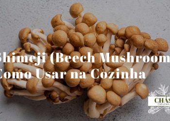 shimeji castanho e branco Hypsizygus tessellatus em dois grupos lado a lado sobre tábua de madeira com pauzinhos e ingredientes asiáticos