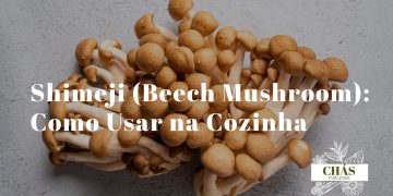 shimeji castanho e branco Hypsizygus tessellatus em dois grupos lado a lado sobre tábua de madeira com pauzinhos e ingredientes asiáticos