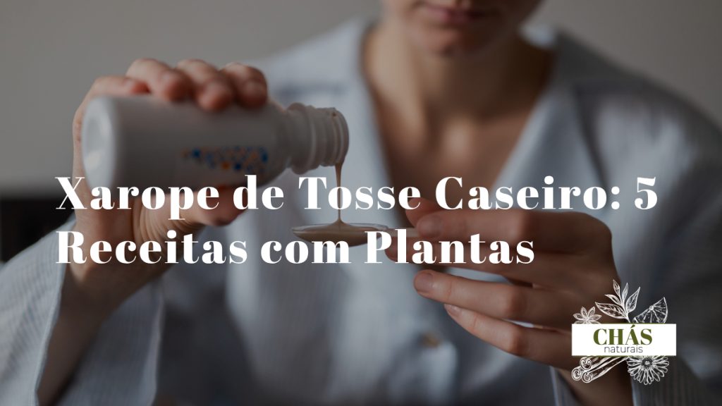 frasco de vidro com xarope de tosse caseiro de cor âmbar ao lado de ramos de tomilho fresco e colher de mel sobre mesa de cozinha