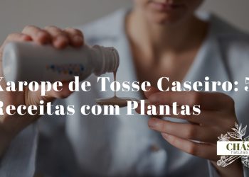 frasco de vidro com xarope de tosse caseiro de cor âmbar ao lado de ramos de tomilho fresco e colher de mel sobre mesa de cozinha