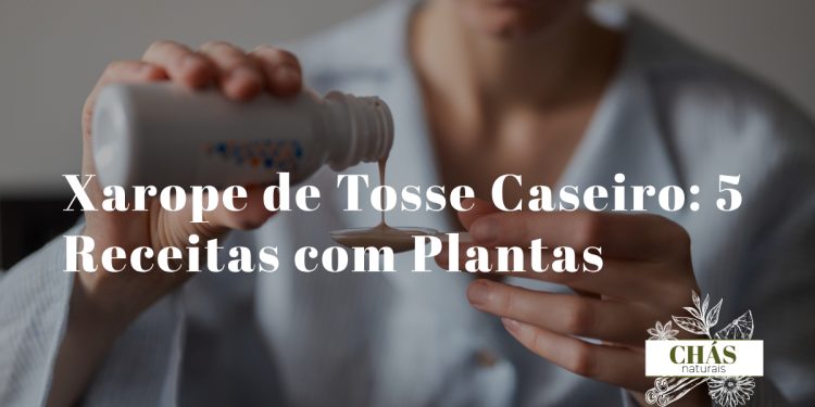 frasco de vidro com xarope de tosse caseiro de cor âmbar ao lado de ramos de tomilho fresco e colher de mel sobre mesa de cozinha
